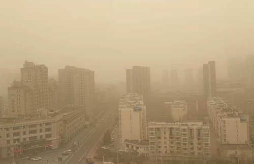 황사가 뒤덮은 28일 중국 베이징의 하늘. /연합뉴스