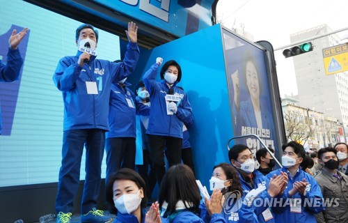 이낙연 더불어민주당 상임선대위원장(왼쪽)이 서울 중랑구 동원시장 앞에서 박영선 민주당 서울시장 후보에 대한 지지를 호소하고 있다. / 권욱 기자