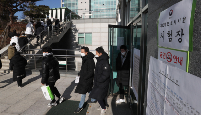 제10회 변호사 시험 응시생들이 5일 시험장인 서울 종로구 성균관대에서 점심 식사를 위해 건물 밖으로 나서고 있다. . /성형주기자