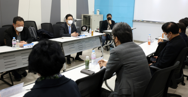 황희 문화체육관광부 장관이 29일 서울 용산구 공항철도 서울역 회의실에서 이춘연 영화단체연대회의 대표를 비롯한 영화계 관계자와 간담회를 갖고 있다./사진제공=문체부