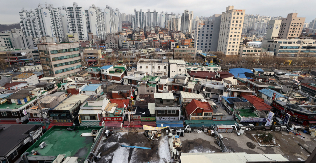 정부가 공공재개발 1차 후보지로 선정한 서울 관악구 봉천13구역의 모습. /연합뉴스