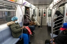 뉴욕 맨해튼의 지하철. 실내와 달리 실외, 특히 길거리에서 마스크를 착용하지 않는 이들이 늘고 있다. /연합뉴스