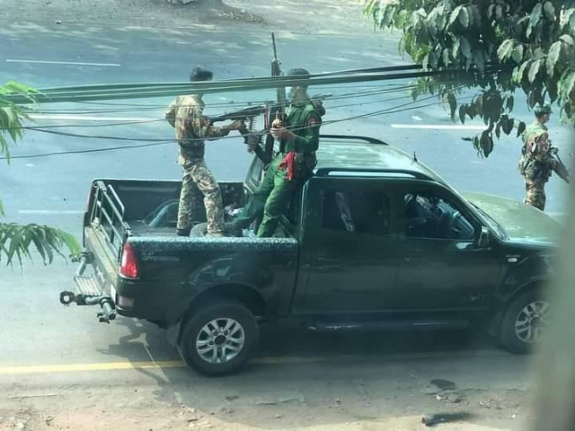 27일 미얀마 전역에서 '군부독재 타도'를 외치며 거리로 몰려나온 비무장 시민들을 향해 군경이 무차별 총격을 가해 수 십명이 사망한 가운데 몬주 캬익토 지역에서 군인들이 차량에 기관총을 장착하고 있다. /연합뉴스