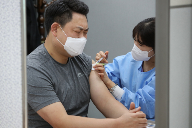 지난 24일 오전 광주 동구 조선대학교병원 의성관에 마련된 신종 코로나바이러스 감염증(코로나19) 호남권역 예방접종센터에서 의료기관 종사자가 화이자 백신 2차 접종을 하고 있다./연합뉴스