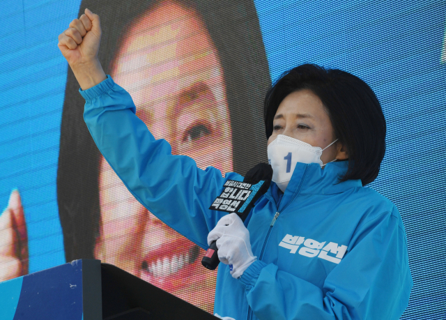 박영선 더불어민주당 서울시장 후보가 30일 서울 성동구 왕십리역 광장에서 열린 집중유세에서 지지를 호소하고 있다. /연합뉴스