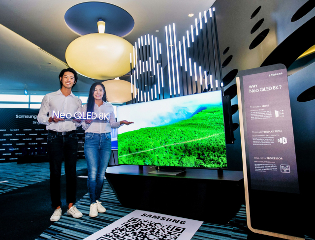 삼성전자가 24일(현지시간) 싱가포르에서'Neo QLED'를 비롯한 2021년 TV 신제품을 출시하고 현지 미디어를 대상으로 체험 행사를 진행했다. 사진은 싱가포르 대형 상업지구 메이플트리 비즈니스시티 '2021년 삼성전자 TV 신제품' 행사장에서 삼성전자 모델들이 'Neo QLED' 신제품을 소개하는 모습./사진제공=삼성전자