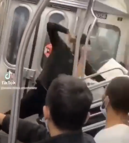 한 흑인남성이 뉴욕 지하철에서 아시아인으로 추정되는 남성을 폭행하고 있다. /출처=Asian Dawn 트위터
