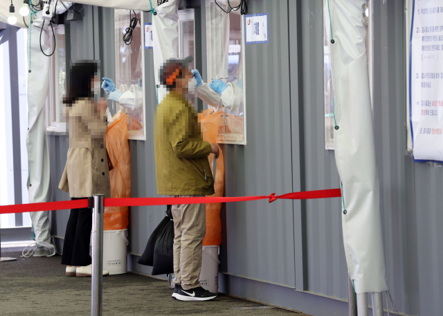 30일 서울역 광장에 마련된 신종 코로나바이러스 감염증(코로나19) 임시 선별검사소에서 시민들이 검사를 받고 있다. /연합뉴스