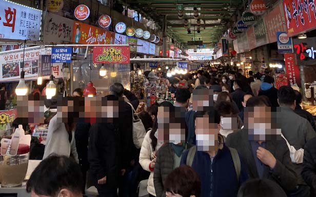 이달 중순 서울 중구 광장시장이 쇼핑객들로 북적이고 있다. 한국신용데이터에 따르면 3월 8~21일 전국 65만 소상공인 매출은 코로나19 전인 2019년 3월 말 대비 85% 수준까지 회복된 것으로 나타났다./박호현 기자