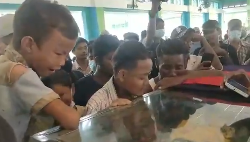 [영상]13살 친구 장례식장서 오열…미얀마의 비극