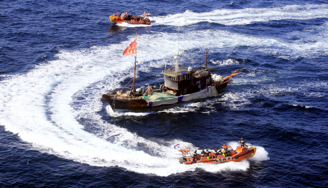 서해 NLL 인근 해역에서 불법 조업을 하고 있는 중국어선을 단속하는 해양경찰특수기동대. /사진제공=해양경찰청