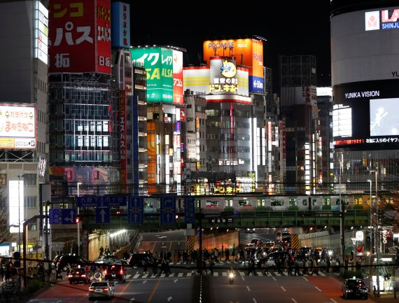 지난해 4월 초 도쿄 신주쿠 밤거리 풍경. /로이터연합뉴스