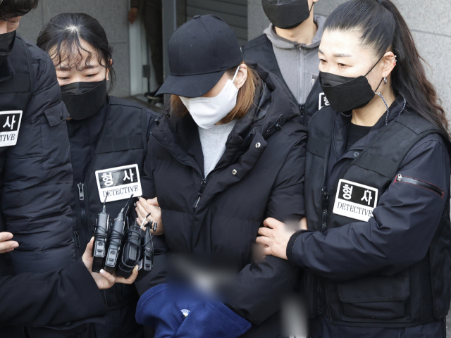 지난 17일 오후 경북 구미경찰서에서 3세 여아 사망사건의 친모인 석모씨가 호송 차량으로 이동하고 있다. /연합뉴스