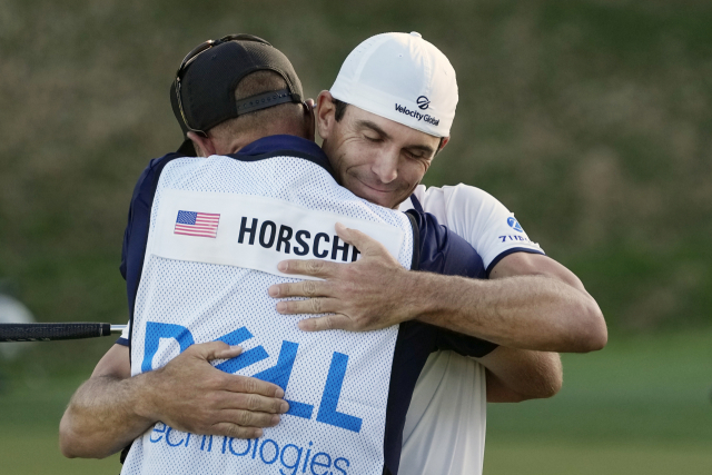 지난 29일 PGA 투어 6승째를 WGC 델 매치 우승으로 장식한 뒤 캐디와 포옹하는 호셜. /AP연합뉴스