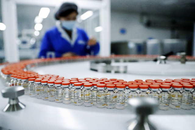 중국 시노백 공장에서 코로나19 백신이 생산중이다. 중국은 올해 안에 총 26억 도스의 백신을 생산한다는 목표를 공개했다. /신화연합뉴스