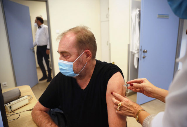지난 2월 24일 헝가리의 부다페스트에서 한 남성이 중국산 시노팜 백신을 맞고 있다. 헝가리는 유럽연합(EU) 회원국 가운데 처음으로 중국산 백신을 도입했다. /AP연합뉴스