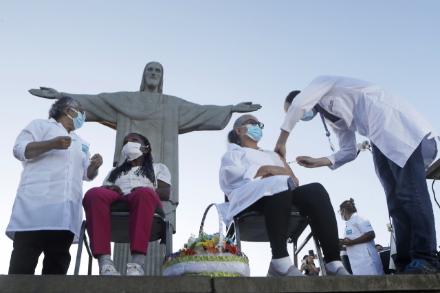 지난 1월 18일 브라질의 상징이기도 한 리우데자네이루의 예수상 앞에서 시민들이 중국산 시노백 백신을 맞고 있다. 브라질내 백신 접종 확대를 위해 당시 이벤트를 진행한 것으로 보도됐다. /AP연합뉴스