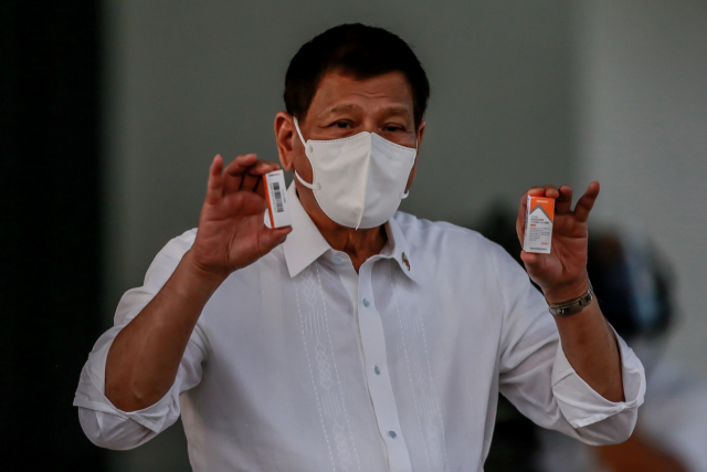 로드리고 두테르테 필리핀 대통령이 지난 3월 29일 항공편을 통해 자국에 도착한 중국산 시노백 백신을 들어보이고 있다. /신화연합뉴스