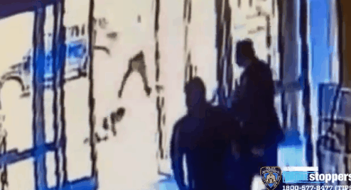 [영상]동양인女 무차별 발길질한 흑인 보고도…건물 문 닫은 보안요원 정직 처리