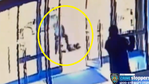 (동그라미 안) 거구의 흑인남성이 쓰러진 동양인 여성을 발로 걷어차고 있다. 건물 내부 보안요원이 이 모습을 지켜보고 있다. /출처= 뉴욕경찰(NYPD) 뉴스