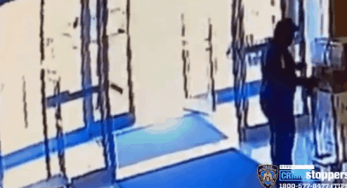 [영상]동양인女 무차별 발길질한 흑인 보고도…건물 문 닫은 보안요원 정직 처리