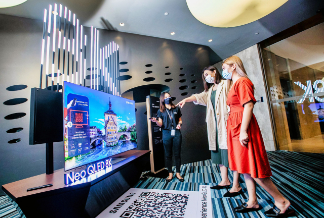 삼성전자가 24일(현지시간) 싱가포르에서 2021년 TV 신제품을 출시하고, 현지 미디어와 거래선을 대상으로 체험 행사를 진행했다고 밝혔다./연합뉴스