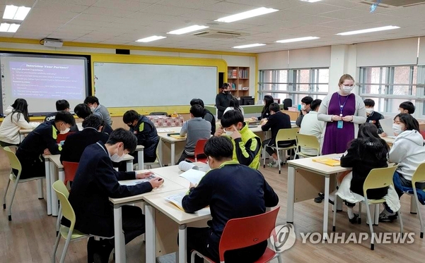 원어민 교사와 함께 영어면접 수업을 하는 마이스터고 학생들의 모습./연합뉴스