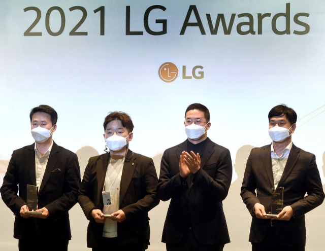 구광모(왼쪽 세 번째) LG그룹 회장이 지난 30일 서울 강서구 마곡 LG사이언스파크에서 고객 가치를 혁신한 ‘일등LG상’ 수상자들과 기념 촬영을 하고 있다./사진 제공=LG