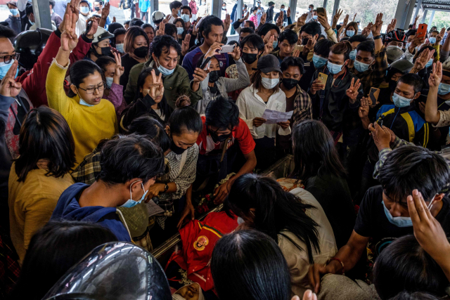 지난 29일(현지시간) 미얀마 군부의 강경 진압으로 숨진 사망자의 장례식 도중 추모객들이 독재에 대한 저항의 표시인 ‘세 손가락 경례’를 하고 있다. /연합뉴스