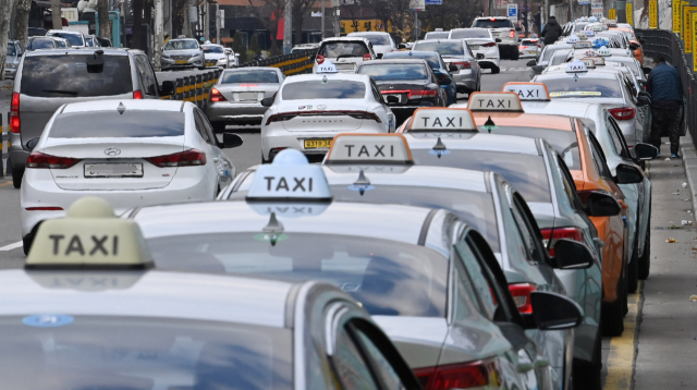 코로나 재확산에도 정부는 '택시합승 허용'…'같이 타기 꺼려하는데' 기사들은 냉담