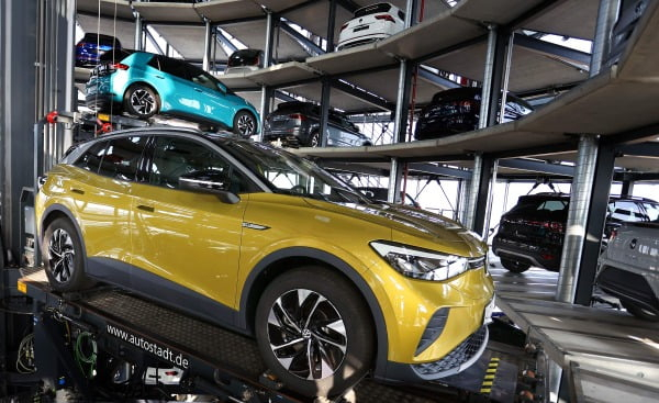 폭스바겐의 전기차 모델이 볼프스부르크 차량 보관소에 적치돼 있다. /AFP연합뉴스