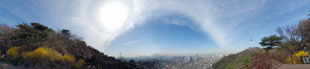 3월 31일 오전 남산에서 바라본 서울 하늘이 파랗다. /연합뉴스