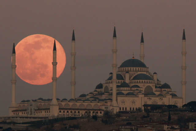 터키 상공에 '웜 문(worm moon)'이 떴다. 서방에서는 3월에 뜨는 커다란 보름달을 '웜 문'이라고 부른다./AP연합뉴스