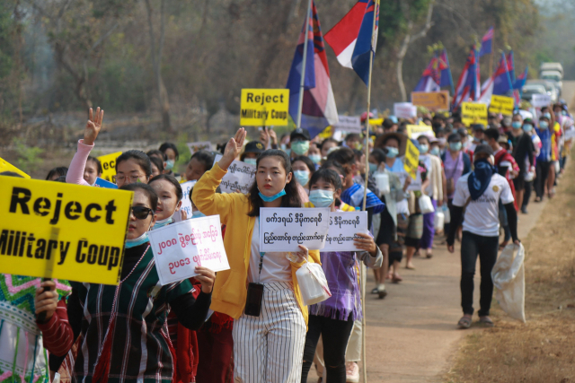 3월 31일(현지 시간) 미얀마 소수수민족 카렌족이 군부의 쿠데타에 반대하는 시위를 벌이고 있다./AFP연합뉴스