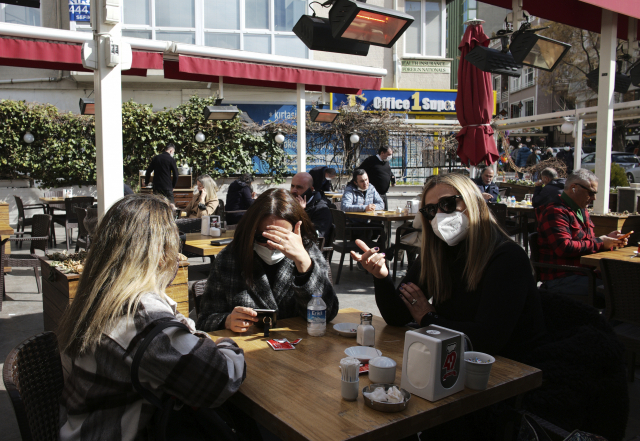 터키 정부가 신종 코로나바이러스 감염증(코로나19) 봉쇄 조처를 완화한 지난달 2일(현지시간) 석 달여 만에 영업을 재개한 수도 앙카라의 한 식당에서 고객들이 음식을 기다리고 있다./AP연합뉴스