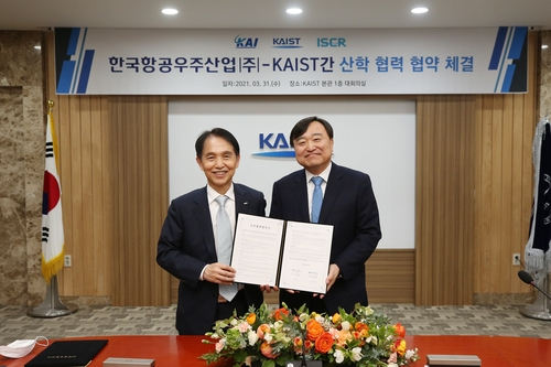 안현호(오른쪽) 한국항공우주산업(KAI) 사장이 이광형 카이스트 총장과 지난달 31일 항공우주기술연구센터 설립을 위한 업무협약을 맺은 뒤 기념촬영을 하고 있다./사진제공=한국항공우주산업