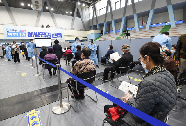 '손자·손녀 전염될까봐 맞았다'…만75세 이상 일반인 접종 시작