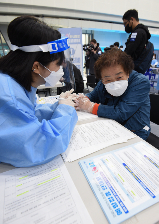 '손자·손녀 전염될까봐 맞았다'…만75세 이상 일반인 접종 시작