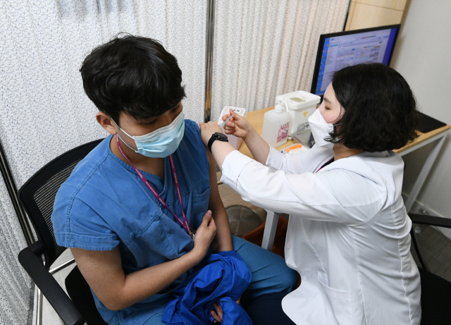 지난 달 20일 종로구 국립중앙의료원 접종센터에서 대상자들이 백신을 맞고 있다./연합뉴스