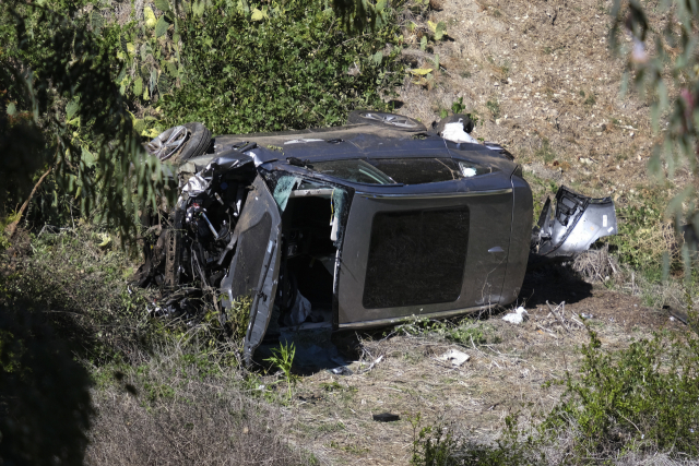 미국의 '골프 황제' 타이거 우즈의 차량이 지난 2월 23일(현지시간) 캘리포니아주 로스앤젤레스(LA) 카운티에서 전복되는 사고가 발생한 후 차량이 크게 훼손된 채 도로 옆 산비탈에 쓰러져 있다. /연합뉴스