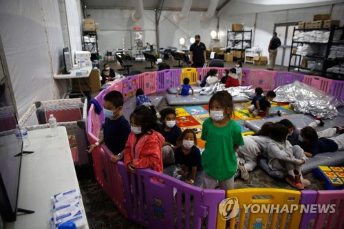 미 국경 보호시설에 수용된 나홀로 밀입국 어린이들. /AFP연합뉴스