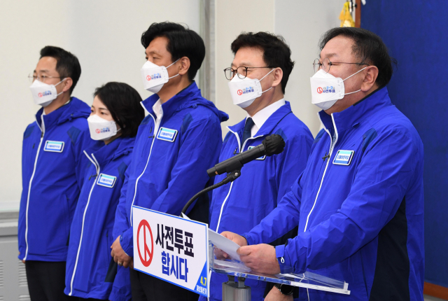 김태년 더불어민주당 당대표 직무대행이 1일 서울 여의도 국회에서 대국민 성명을 발표하고 있다. /권욱 기자