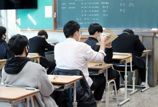 지난 3월 25일 광주 서구 광덕고등학교에서 전국연합학력평가가 실시되고 있다./광주=연합뉴스