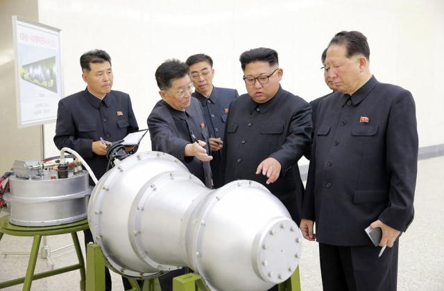 김정은 북한 국무위원장(오른쪽 두 번째)이 핵탄두 모형을 살펴보는 모습. 북한은 지난 2017년 9월 3일 6차 핵실험 이후 해당 사진을 관영 언론을 통해 공개했다. /조선중앙통신 AP 연합뉴스