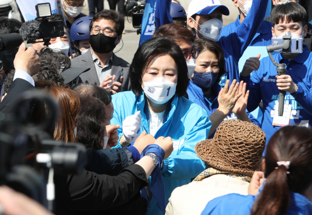 吳, 마지막 여론조사서도 크게 우세…중도층 포섭했다