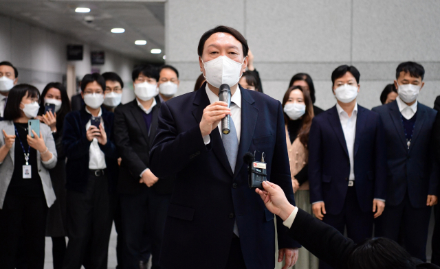 윤석열 전 검찰총장이 4일 오후 서울 서초구 대검찰청에서 사퇴한 뒤 검찰 청사를 떠나며 인사말을 하고 있다. /연합뉴스