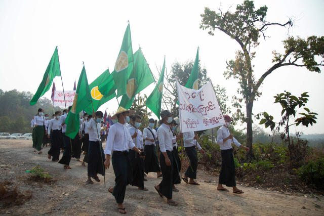 31일(현지시간) 미얀마 동부 카렌주의 한 마을에서 주민들이 군부 쿠데타 규탄 시위를 벌이고 있다. 최근 미얀마 군부가 소수민족 카렌족 마을을 공습하면서 일부 주민들은 국경을 넘어 태국으로 피신했다./연합뉴스