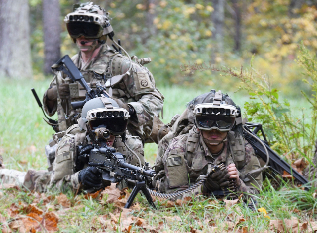 미 육군 병사들이 AR 헤드셋을 테스트하고 있다. /AFP연합뉴스