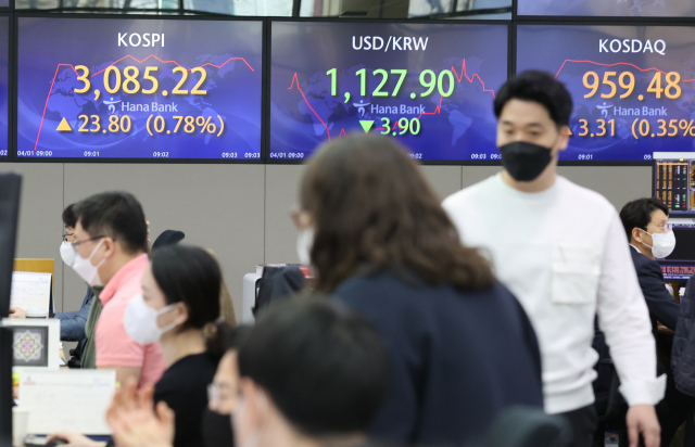 코스피가 상승 출발한 1일 오전 서울 중구 하나은행 딜링룸에서 딜러들이 대화하고 있다.