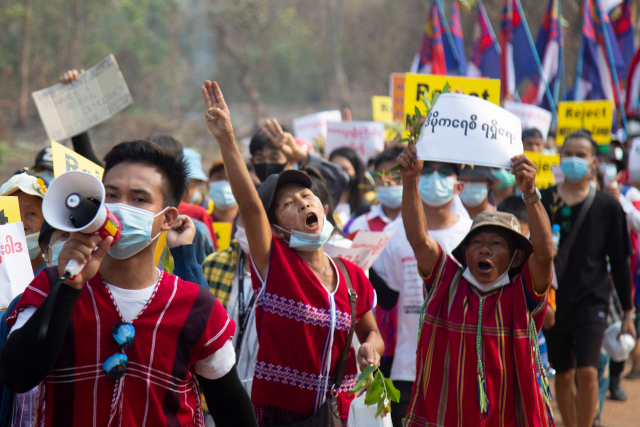 31일(현지시간) 미얀마 카렌주의 한 마을 주민들이 군부 쿠데타 규탄 시위를 벌이고 있다. 최근 미얀마 군부는 소수민족 카렌족 마을들을 대상으로 공습을 가했고, 주민 일부는 국경을 넘어 태국으로 피신했다./AFP연합뉴스(카렌주)